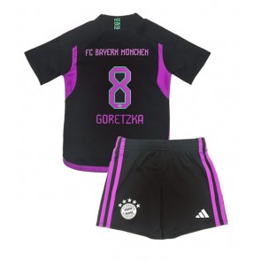 Bayern Munich Leon Goretzka #8 Borta Kläder Barn 2023-24 Kortärmad (+ Korta byxor)